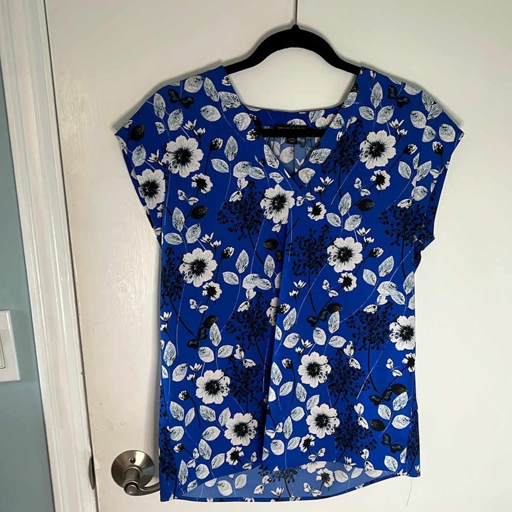 Hilary Radley size M women’s short sleeve v neck blouse